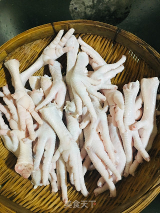红烧凤爪的做法步骤：1