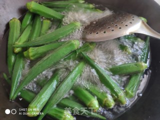 快手菜  葱油秋葵的做法步骤：2
