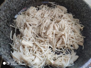 快手菜  炒金针菇的做法步骤：4