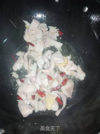 青红椒炒鱼片的做法步骤：2