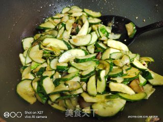 老干妈炒黄瓜的做法步骤：3
