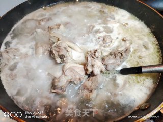 嫩姜啤酒焖鸭的做法步骤：1