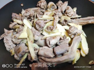 嫩姜啤酒焖鸭的做法步骤：5