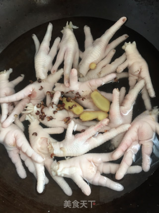 红烧鸡爪的做法步骤：1