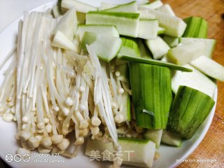 西红柿金针菇丝瓜汤的做法步骤：2