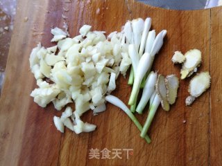 红烧虾的做法步骤：2
