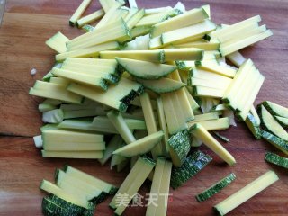 南瓜炒肉丝的做法步骤：2