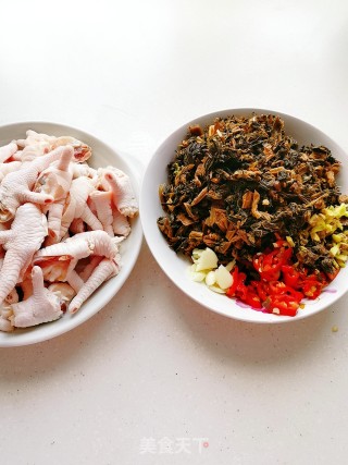 梅干菜烧鸡爪的做法步骤：2
