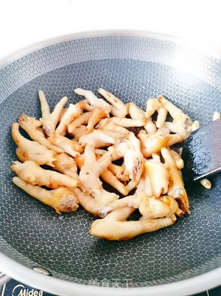 梅干菜烧鸡爪的做法步骤：12