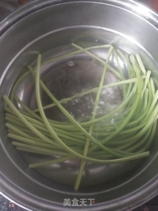凉拌蒜苔的做法步骤：1