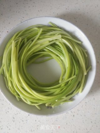 凉拌蒜苔的做法步骤：2