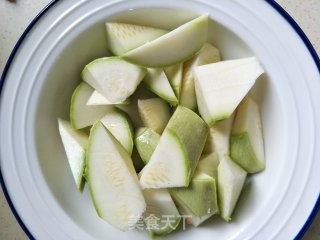 剁椒西葫芦鱿鱼卷的做法步骤：2