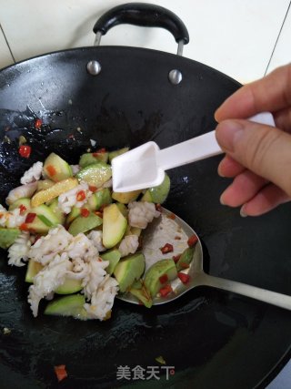 剁椒西葫芦鱿鱼卷的做法步骤：9
