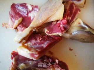 简易荔芋腊鸭煲的做法步骤：2