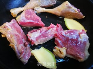 简易荔芋腊鸭煲的做法步骤：3