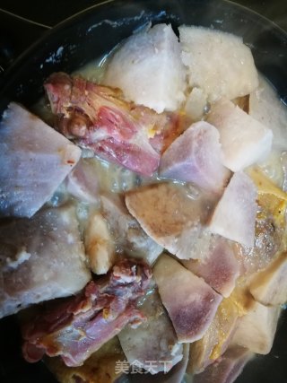 简易荔芋腊鸭煲的做法步骤：7