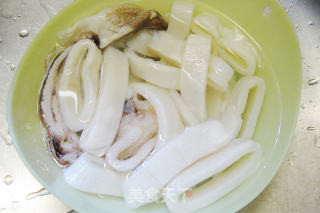 香葱鱿鱼圈--快手菜的做法步骤：1