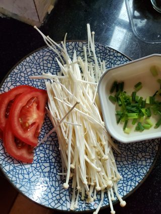 牛肉丸金针菇汤的做法步骤：1