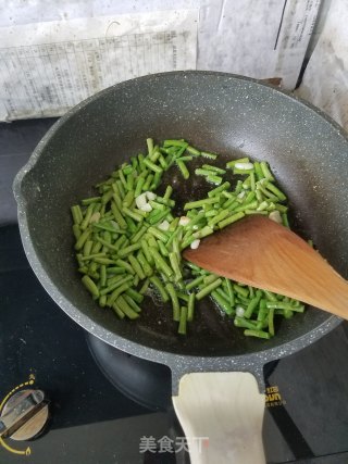 豆角甘蓝炒挂面的做法步骤：3