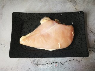 孜然鸡胸肉的做法步骤：1