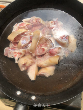 黄豆黄酒焖猪蹄的做法步骤：1