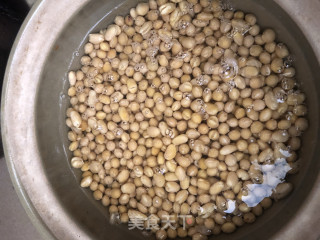 黄豆黄酒焖猪蹄的做法步骤：2