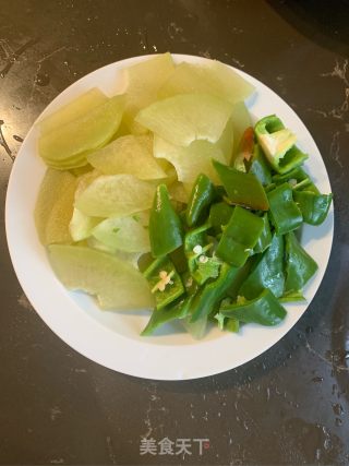 辣椒炒人生果的做法步骤：3
