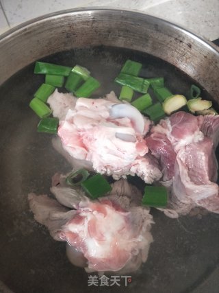 筒骨汤烩酸菜的做法步骤：1