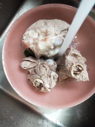 筒骨汤烩酸菜的做法步骤：2