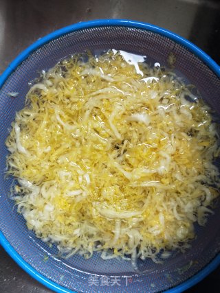 筒骨汤烩酸菜的做法步骤：3