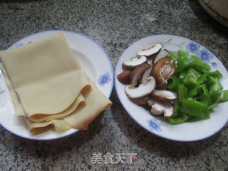 香菇青椒炒千张的做法步骤：1