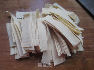 香菇青椒炒千张的做法步骤：2