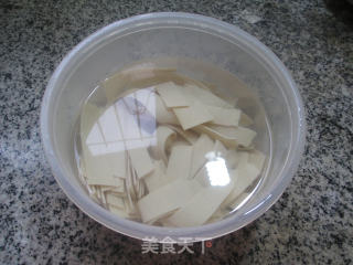 香菇青椒炒千张的做法步骤：3