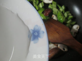 香菇青椒炒千张的做法步骤：5