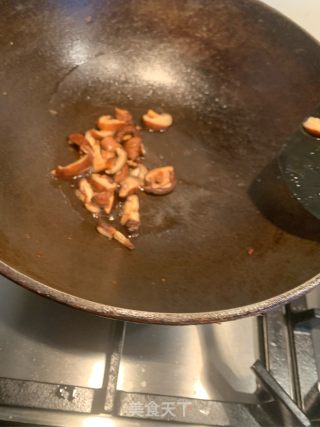 香菇炒青菜的做法步骤：2