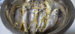 糖醋黄花鱼的做法步骤：2