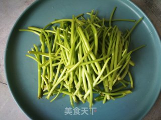 小米椒炒红薯梗儿的做法步骤：1
