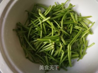 小米椒炒红薯梗儿的做法步骤：2