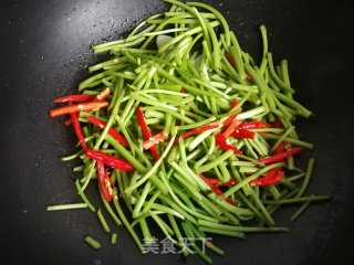 小米椒炒红薯梗儿的做法步骤：5