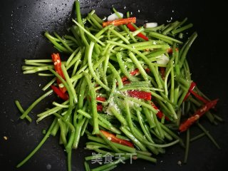 小米椒炒红薯梗儿的做法步骤：6