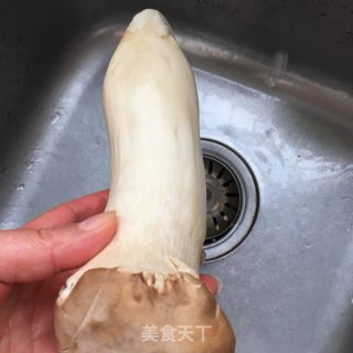 “快手餐”手撕杏鲍菇的做法步骤：1