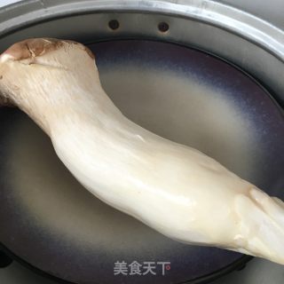 “快手餐”手撕杏鲍菇的做法步骤：2