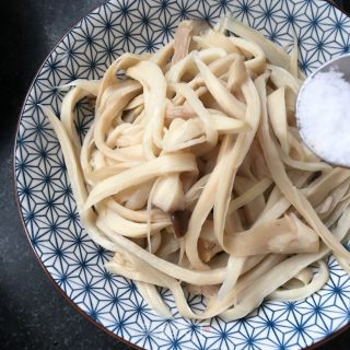 “快手餐”手撕杏鲍菇的做法步骤：6