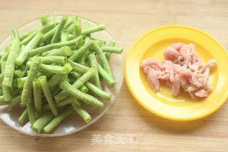豇豆炒肉丝的做法步骤：1