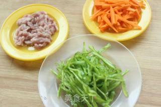 青椒胡萝卜炒肉丝的做法步骤：1