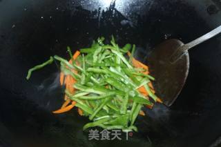 青椒胡萝卜炒肉丝的做法步骤：4