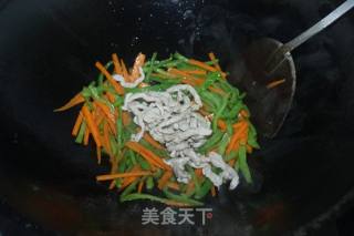 青椒胡萝卜炒肉丝的做法步骤：5