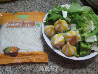 鱼籽包小白菜煮土豆粉条的做法步骤：1