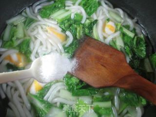 鱼籽包小白菜煮土豆粉条的做法步骤：7