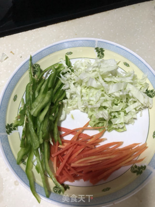 三色蔬菜炒牛河的做法步骤：1